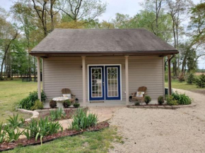 Tiny FARM Cottage - POOL - 30 Min to BEACH